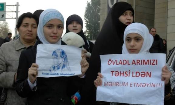 AZERBAYCAN OKULLARINDA BAŞÖRTÜSÜ YASAĞI 