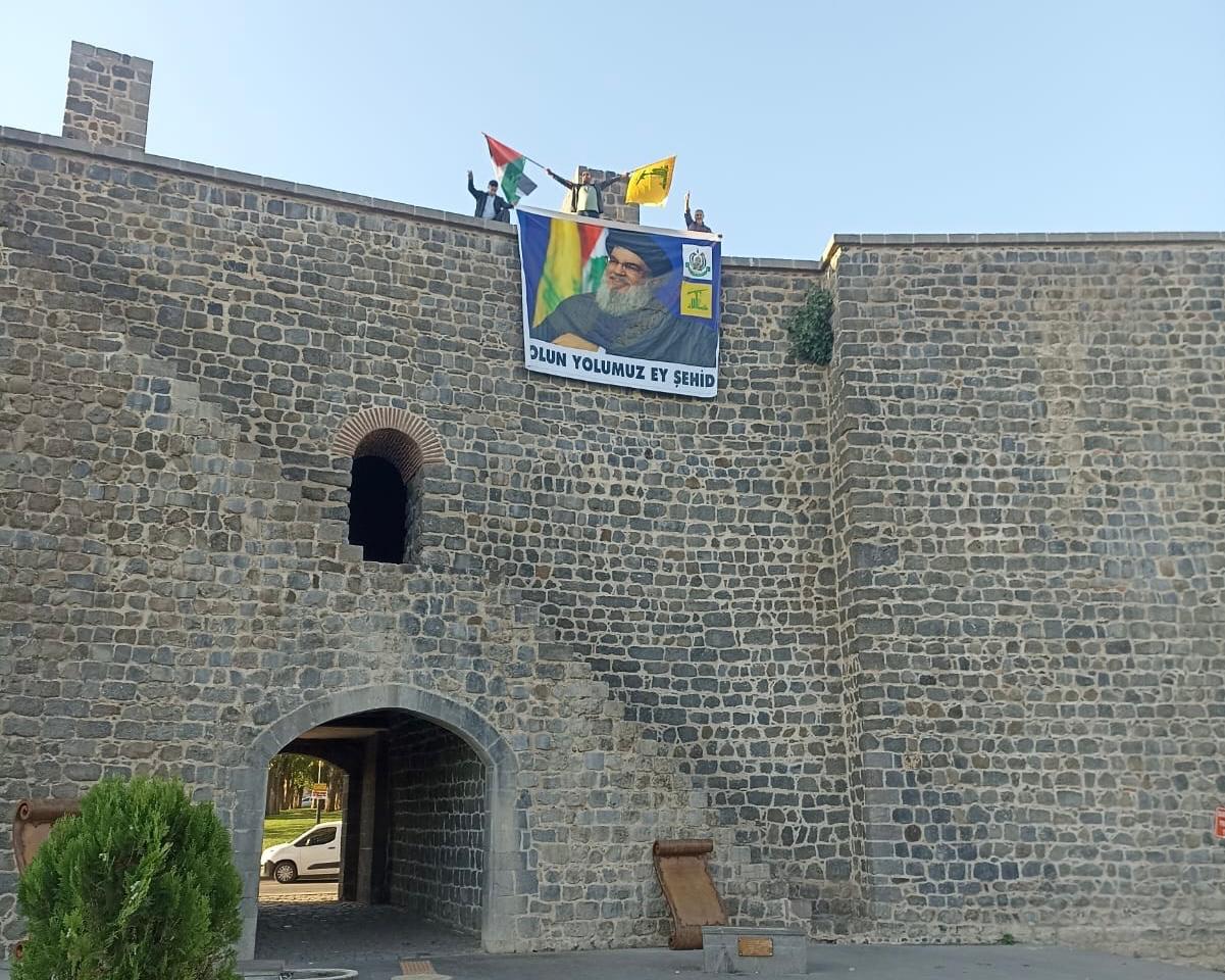 DİYARBAKIR'IN TARİHİ SURLARINA NASRALLAH'IN POSTERİ ASILDI (VİDEO)