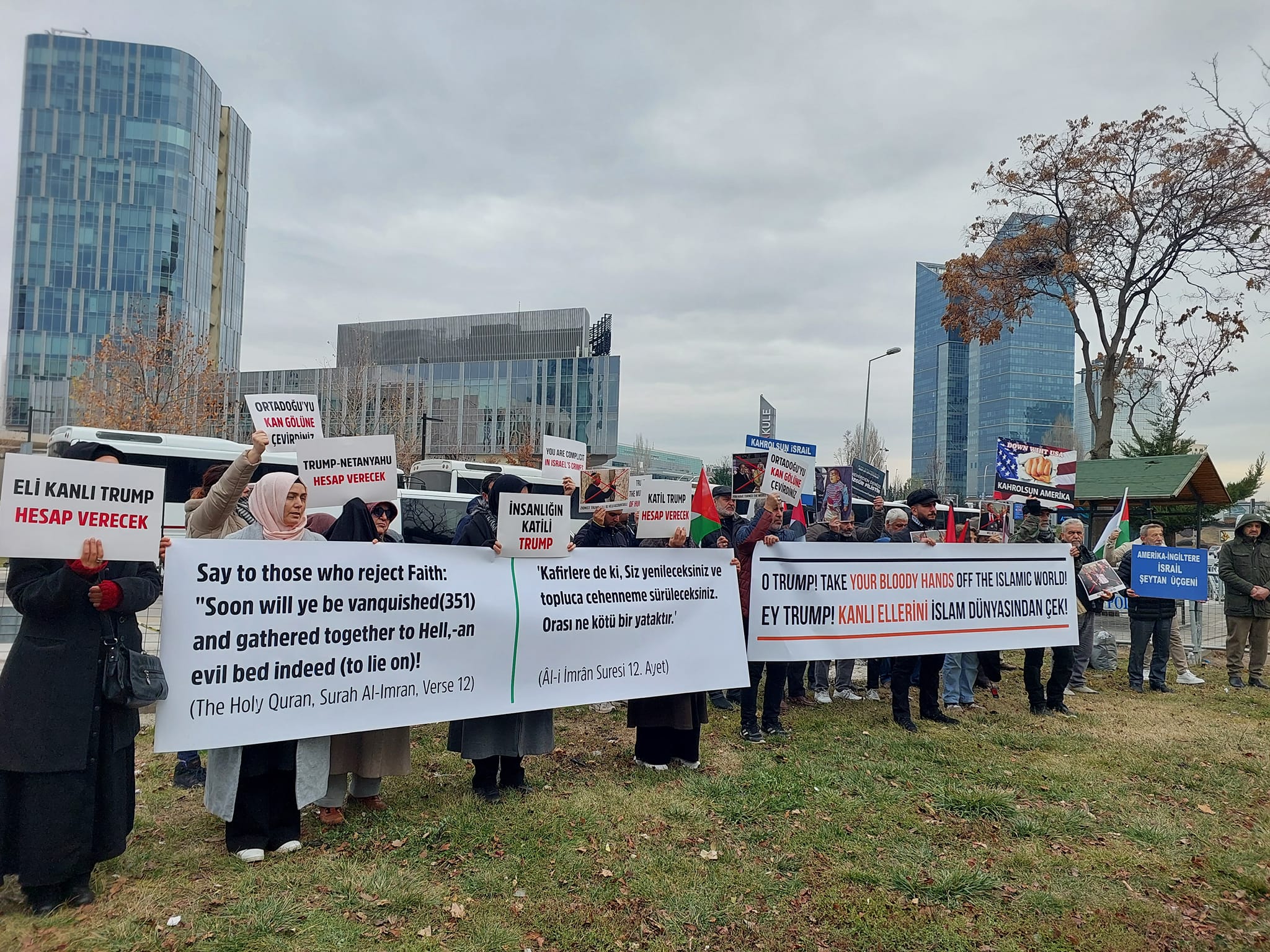 KUMARBAZ TRUMP ABD’NİN ANKARA BÜYÜKELÇİLİĞİ ÖNÜNDE PROTESTO EDİLDİ (VİDEO-FOTO)